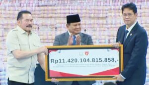 Prabowo Subianto menyaksikan penyerahan uang Rp11,4 triliun oleh Kejagung ke kas negara