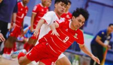 Pemain Timnas Futsal Indonesia berduel dengan Vietnam pada semifinal Piala AFF Futsal 2026. Indonesia menang tipis 3-2 dan memastikan tiket ke final.