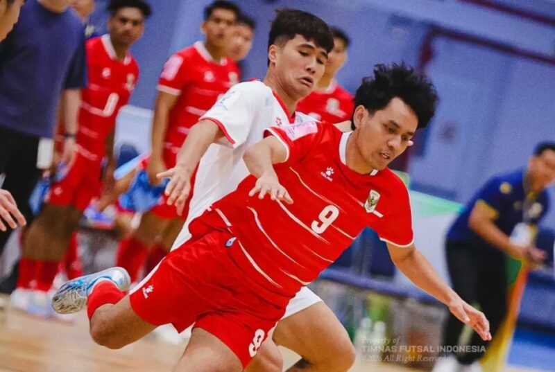 Pemain Timnas Futsal Indonesia berduel dengan Vietnam pada semifinal Piala AFF Futsal 2026. Indonesia menang tipis 3-2 dan memastikan tiket ke final.