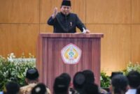 Presiden Prabowo Subianto menegaskan pentingnya menjaga jati diri bangsa dengan menghormati budaya sendiri di tengah derasnya pengaruh budaya asing.