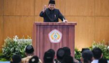 Presiden Prabowo Subianto menegaskan pentingnya menjaga jati diri bangsa dengan menghormati budaya sendiri di tengah derasnya pengaruh budaya asing.