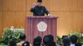 Presiden Prabowo Subianto menegaskan pentingnya menjaga jati diri bangsa dengan menghormati budaya sendiri di tengah derasnya pengaruh budaya asing.