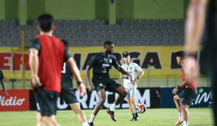 Pemain PSS Sleman berduel dengan pemain Barito Putera dalam pertandingan sengit Liga 2 Indonesia