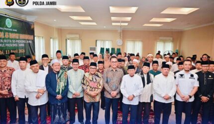 Kapolda Jambi Krisno H Siregar saat menghadiri Halal Bihalal MUI Jambi