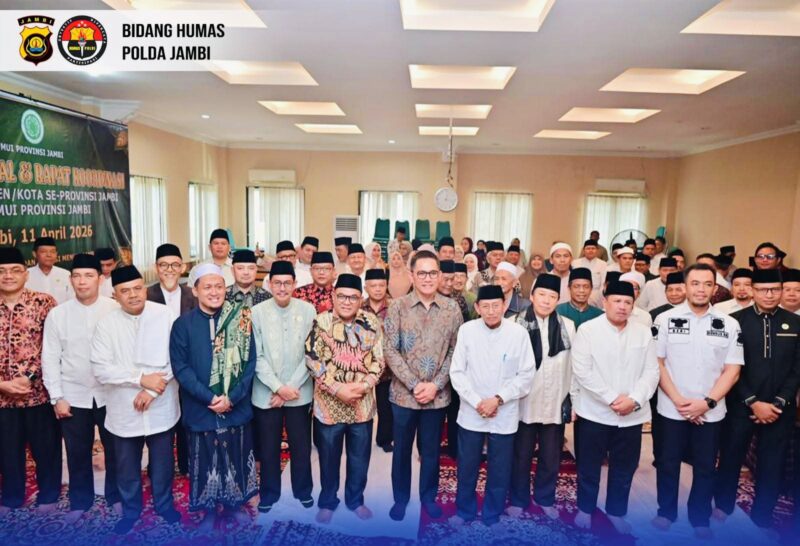 Kapolda Jambi bersama pejabat daerah dan tokoh agama dalam acara Halal Bihalal MUI Provinsi Jambi
