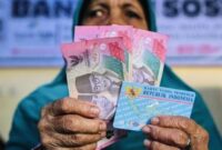 Ilustrasi pengecekan bansos PKH melalui HP di situs resmi Kemensos