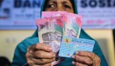 Ilustrasi pengecekan bansos PKH melalui HP di situs resmi Kemensos