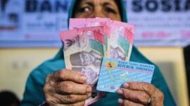 Ilustrasi pengecekan bansos PKH melalui HP di situs resmi Kemensos