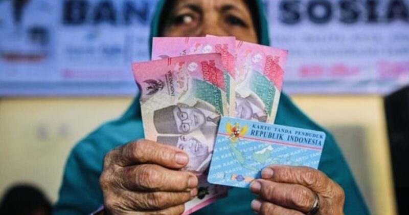 Ilustrasi pengecekan bansos PKH melalui HP di situs resmi Kemensos