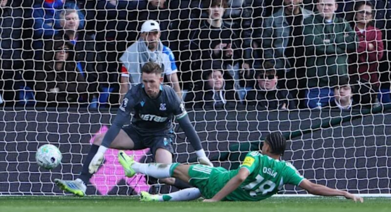 William Osula saat tampil bersama Newcastle United dalam laga Liga Inggris menghadapi Crystal Palace.