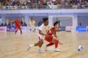 Pemain Timnas Futsal Indonesia berduel dengan pemain Thailand dalam laga sengit yang berakhir imbang 1-1 di babak pertama.
