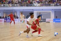 Pemain Timnas Futsal Indonesia berduel dengan pemain Thailand dalam laga sengit yang berakhir imbang 1-1 di babak pertama.