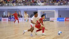 Pemain Timnas Futsal Indonesia berduel dengan pemain Thailand dalam laga sengit yang berakhir imbang 1-1 di babak pertama.