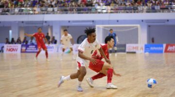Pemain Timnas Futsal Indonesia berduel dengan pemain Thailand dalam laga sengit yang berakhir imbang 1-1 di babak pertama.