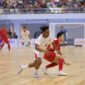 Pemain Timnas Futsal Indonesia berduel dengan pemain Thailand dalam laga sengit yang berakhir imbang 1-1 di babak pertama.