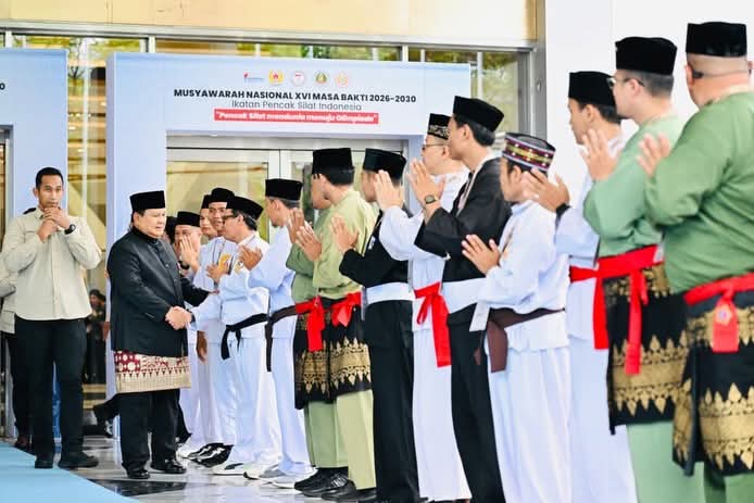 Presiden Prabowo Subianto disambut para pesilat saat menghadiri dan membuka Munas XVI Ikatan Pencak Silat Indonesia masa bakti 2026–2030 di Jakarta International Convention Center.