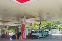 Sejumlah kendaraan mengisi bahan bakar di SPBU Pertamina setelah kenaikan harga BBM nonsubsidi per 18 April 2026.