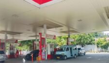 Sejumlah kendaraan mengisi bahan bakar di SPBU Pertamina setelah kenaikan harga BBM nonsubsidi per 18 April 2026.