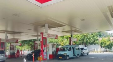 Sejumlah kendaraan mengisi bahan bakar di SPBU Pertamina setelah kenaikan harga BBM nonsubsidi per 18 April 2026.