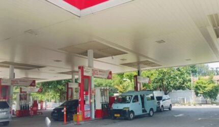 Ilustrasi SPBU Pertamina dengan papan harga BBM terbaru 18 April 2026