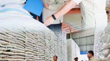Presiden Prabowo Subianto saat meninjau stok beras di Gudang Bulog Danurejo, Magelang. 