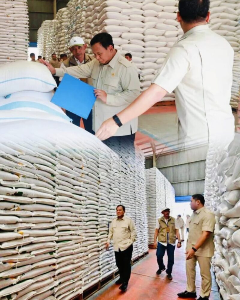 Presiden Prabowo Subianto saat meninjau stok beras di Gudang Bulog Danurejo, Magelang. 