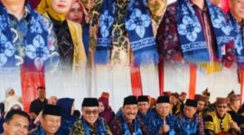 Walikota Sungai Penuh Alfin bersama tokoh adat saat menghadiri Kenduri Sko di Kecamatan Koto Baru yang berlangsung meriah dan sarat nilai budaya.