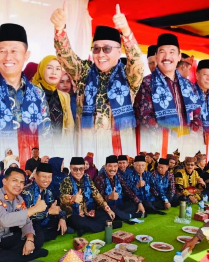 Walikota Sungai Penuh Alfin bersama tokoh adat saat menghadiri Kenduri Sko di Kecamatan Koto Baru yang berlangsung meriah dan sarat nilai budaya.
