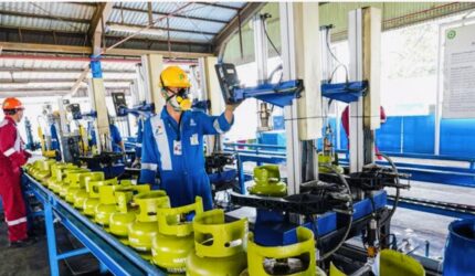 Tabung LPG 3 kg dan Bright Gas 12 kg dengan perbedaan harga mencolok di tengah kenaikan LPG non-subsidi