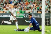 Pemain Real Madrid berusaha mencetak gol saat berhadapan dengan kiper Real Betis dalam laga La Liga yang berakhir imbang 1-1.