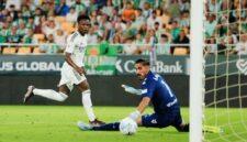 Pemain Real Madrid berusaha mencetak gol saat berhadapan dengan kiper Real Betis dalam laga La Liga yang berakhir imbang 1-1.