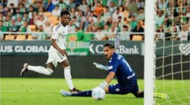 Pemain Real Madrid berusaha mencetak gol saat berhadapan dengan kiper Real Betis dalam laga La Liga yang berakhir imbang 1-1.