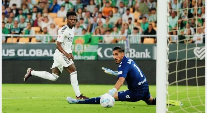 Pemain Real Madrid berusaha mencetak gol saat berhadapan dengan kiper Real Betis dalam laga La Liga yang berakhir imbang 1-1.