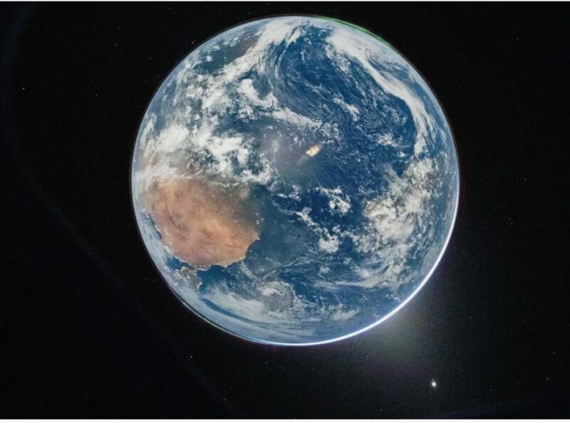 Citra bumi dari luar angkasa yang diambil satelit program Landsat milik NASA untuk memantau kondisi lingkungan dan perubahan iklim global.