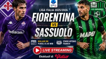 Pemain Fiorentina dan Sassuolo berebut bola dalam laga panas Liga Italia Serie A.