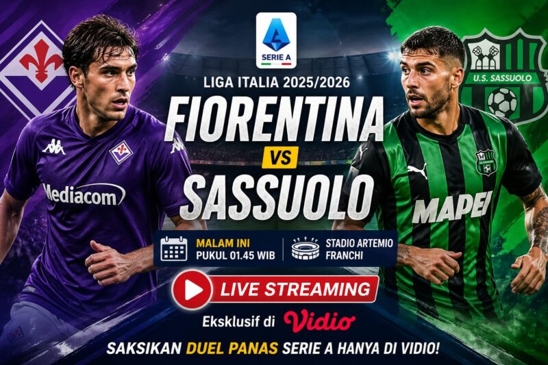 Pemain Fiorentina dan Sassuolo berebut bola dalam laga panas Liga Italia Serie A.