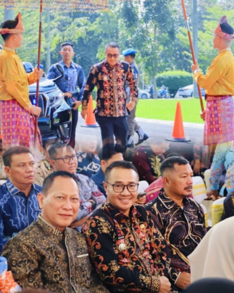 Wali Kota Sungai Penuh Alfin bersama pejabat pusat saat menghadiri Halal Bihalal Perantau Sumbagsel di Griya Agung Palembang