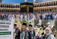 Jamaah haji Indonesia tiba di Madinah pada pekan pertama operasional haji 2026 dan disambut petugas haji di bandara.