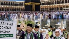 Jamaah haji Indonesia tiba di Madinah pada pekan pertama operasional haji 2026 dan disambut petugas haji di bandara.