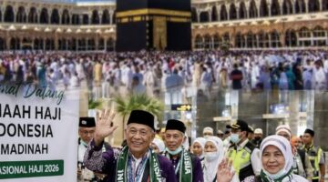 Jamaah haji Indonesia tiba di Madinah pada pekan pertama operasional haji 2026 dan disambut petugas haji di bandara.