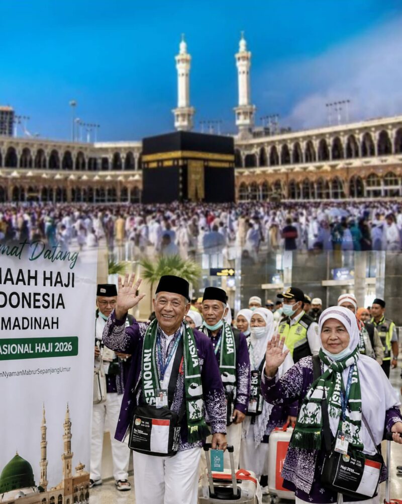 Jamaah haji Indonesia tiba di Madinah pada pekan pertama operasional haji 2026 dan disambut petugas haji di bandara.