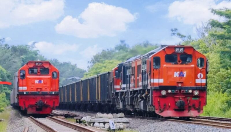 Kereta api menjadi solusi transportasi logistik efisien dengan kapasitas besar dan ketepatan waktu tinggi di Indonesia