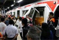 Petugas mengevakuasi penumpang setelah KA Argo Bromo Anggrek menabrak KRL yang berhenti di jalur Stasiun Bekasi Timur.