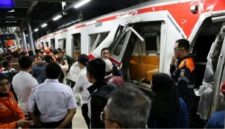 Petugas mengevakuasi penumpang setelah KA Argo Bromo Anggrek menabrak KRL yang berhenti di jalur Stasiun Bekasi Timur.