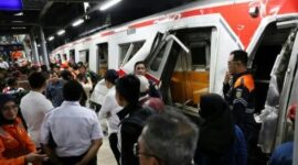 Petugas mengevakuasi penumpang setelah KA Argo Bromo Anggrek menabrak KRL yang berhenti di jalur Stasiun Bekasi Timur.