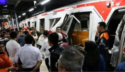 Evakuasi penumpang KRL setelah tabrakan dengan KA Argo Bromo Anggrek di Bekasi Timur