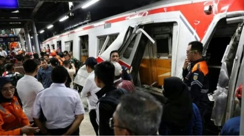 Petugas mengevakuasi penumpang setelah KA Argo Bromo Anggrek menabrak KRL yang berhenti di jalur Stasiun Bekasi Timur.
