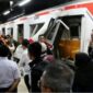 Petugas mengevakuasi penumpang setelah KA Argo Bromo Anggrek menabrak KRL yang berhenti di jalur Stasiun Bekasi Timur.