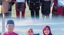 Dua guru SMP Negeri 13 Kerinci mendapat apresiasi kepala sekolah usai meraih prestasi tingkat nasional dan provinsi pada Hardiknas 2026.