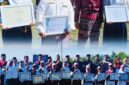 Terima penghargaan  SMPN 18 Kerinci usai upacara Hardiknas 2026 di Kantor Bupati Kerinci